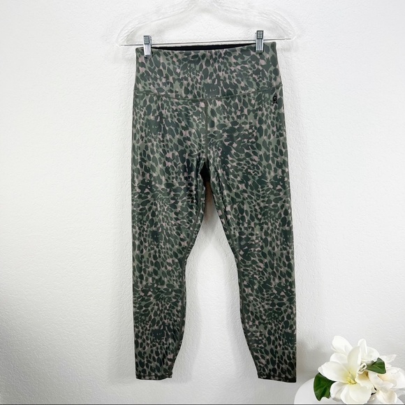 GOOD AMERICAN The Ferocious
Legging in Green and Pink Leopard
Print Large L - Picture 2 of 11